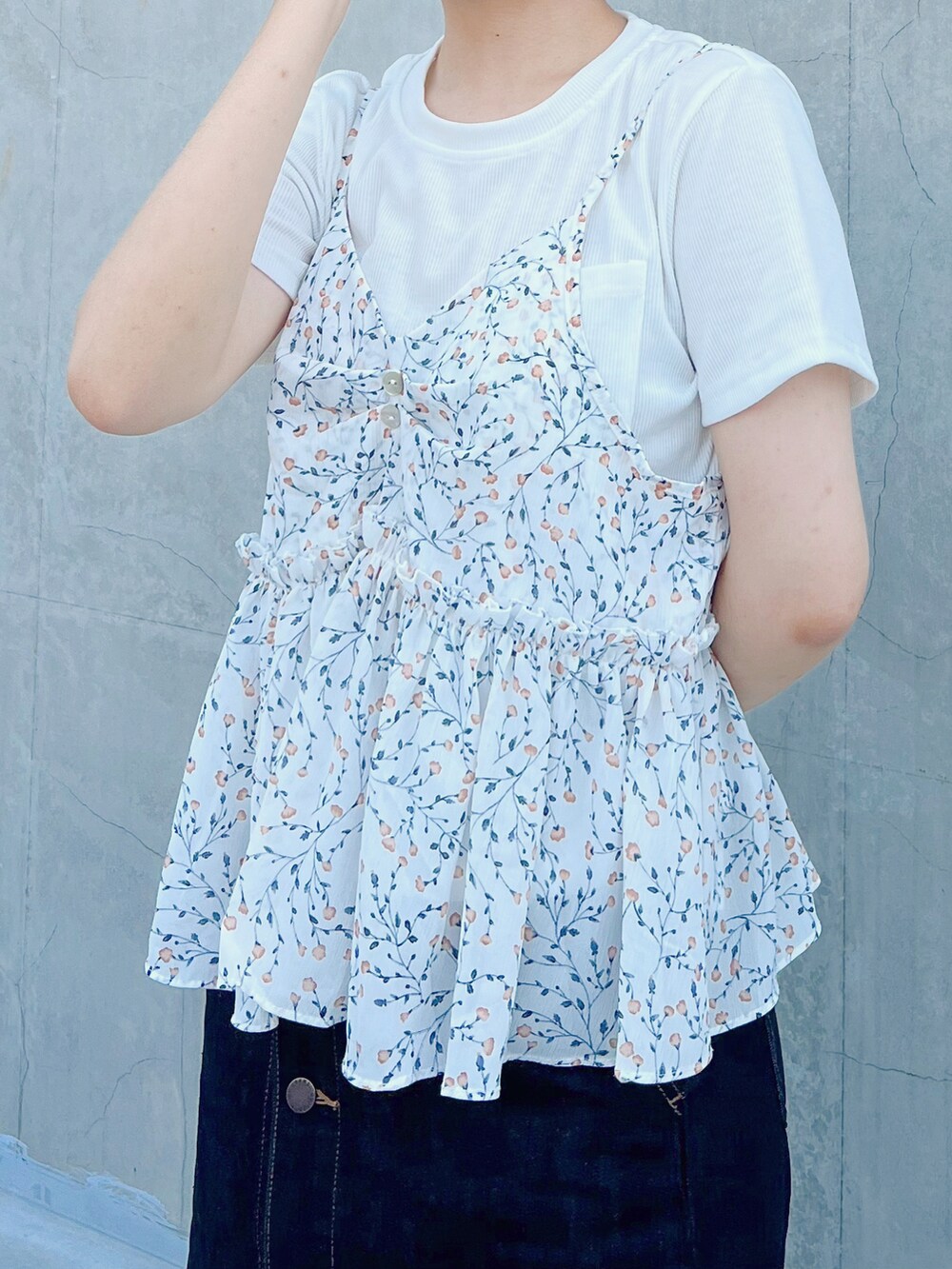 ブルー系のデニムスカートを着用したレディースの夏コーディネートの2枚目の写真