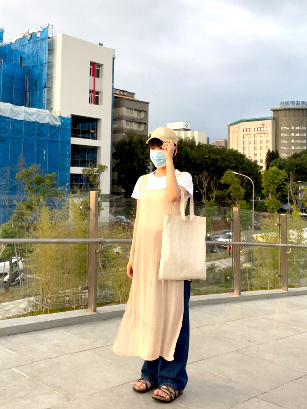 ブルー系のデニムパンツを着用したレディースの秋コーディネートの4枚目の写真