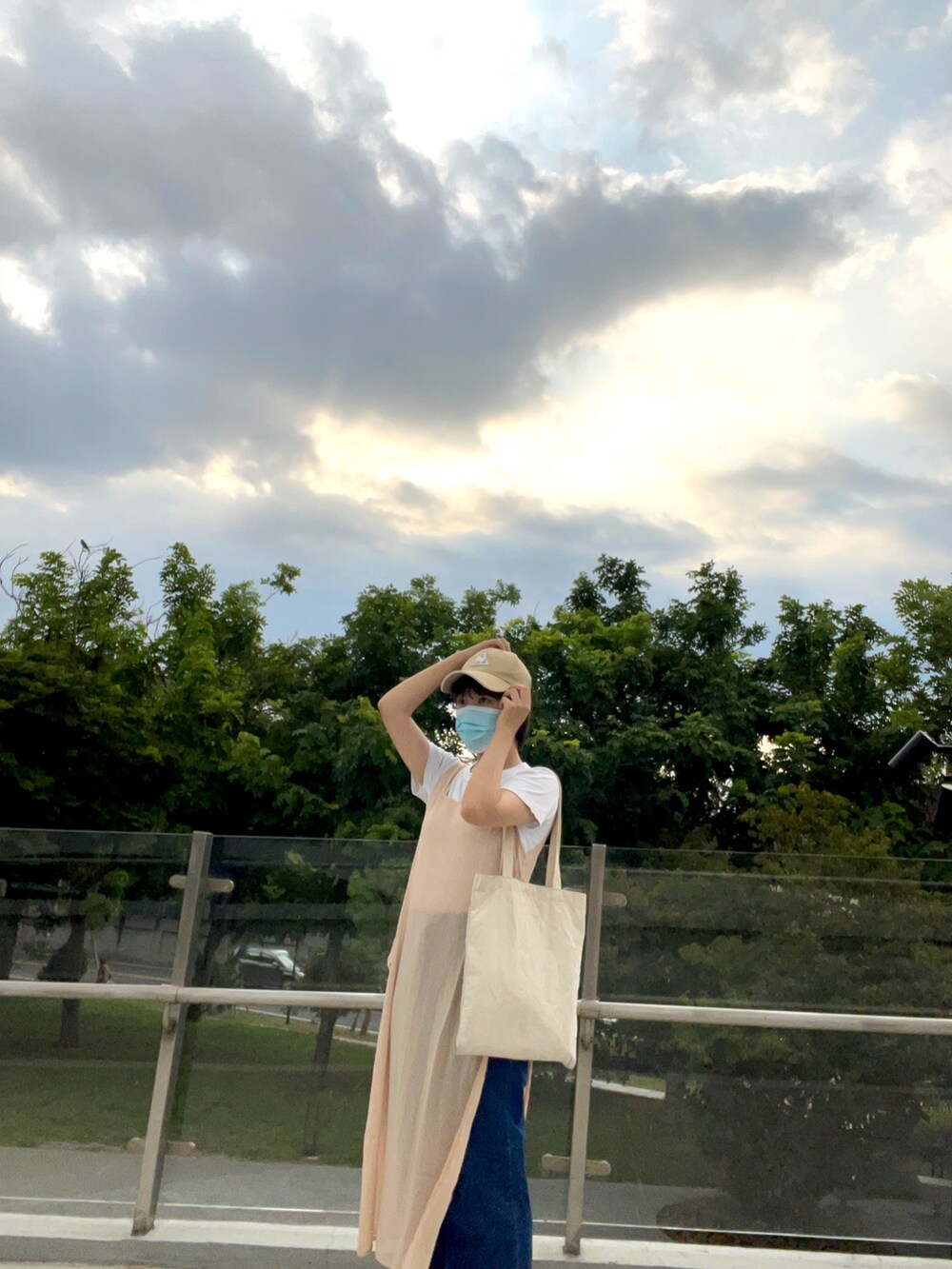 ブルー系のデニムパンツを着用したレディースの秋コーディネートの2枚目の写真