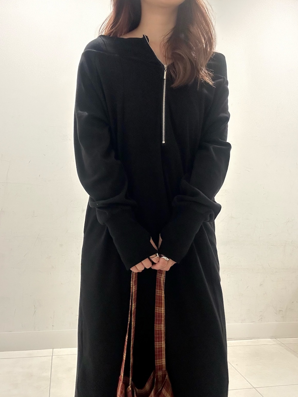 ブラック系のワンピース、レッド系のトートバッグ、ピンク系のスニーカーを着用したレディースの秋コーディネートの4枚目の写真