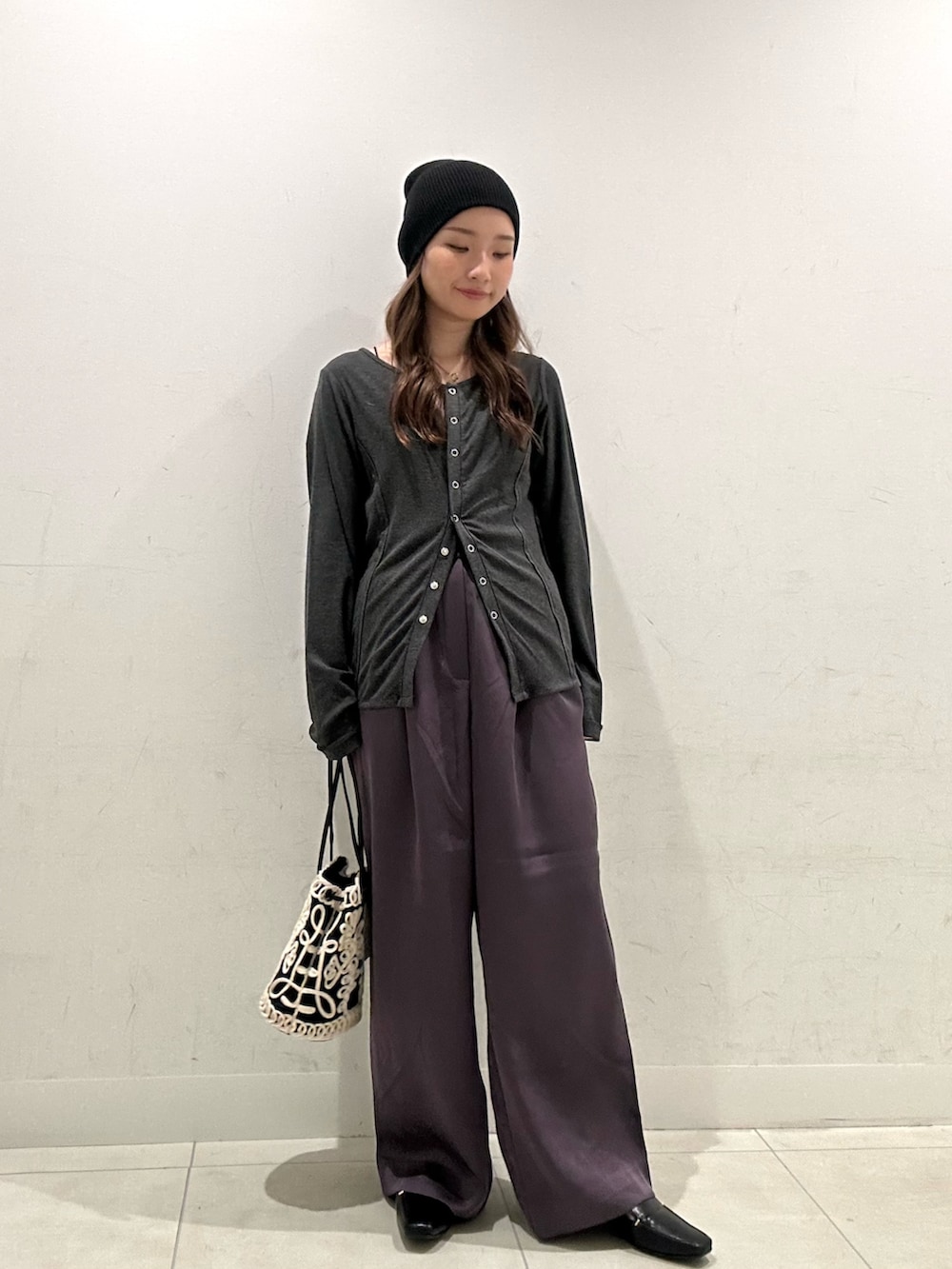 グレー系のカーディガン/ボレロ、ブラック系のハンドバッグ、パープル系のその他パンツを着用したレディースの秋コーディネートの2枚目の写真