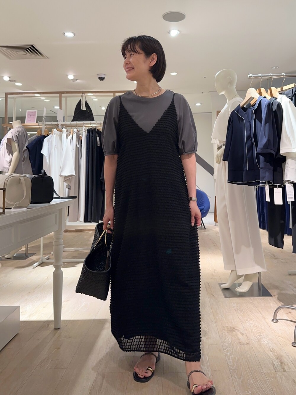 「キャミ、キャミワンピ、キャミワンピース、キャミ×Tシャツ、Tシャツ、5分袖Tシャツ、5分袖カットソー、夏ファッション、オトナ女子、楽チンコーデ、オトナカワイイ、ワンピース、ワンピーススタイル、ワンピースコーデ」|「SANRAMIの【SANRAMI/サンラミ】リングハンドルトートバッグ(トートバッグ、ブラック系)」を使った、minaさん(骨格ストレート・レディース・157cm)の夏コーディネートの7枚目の写真