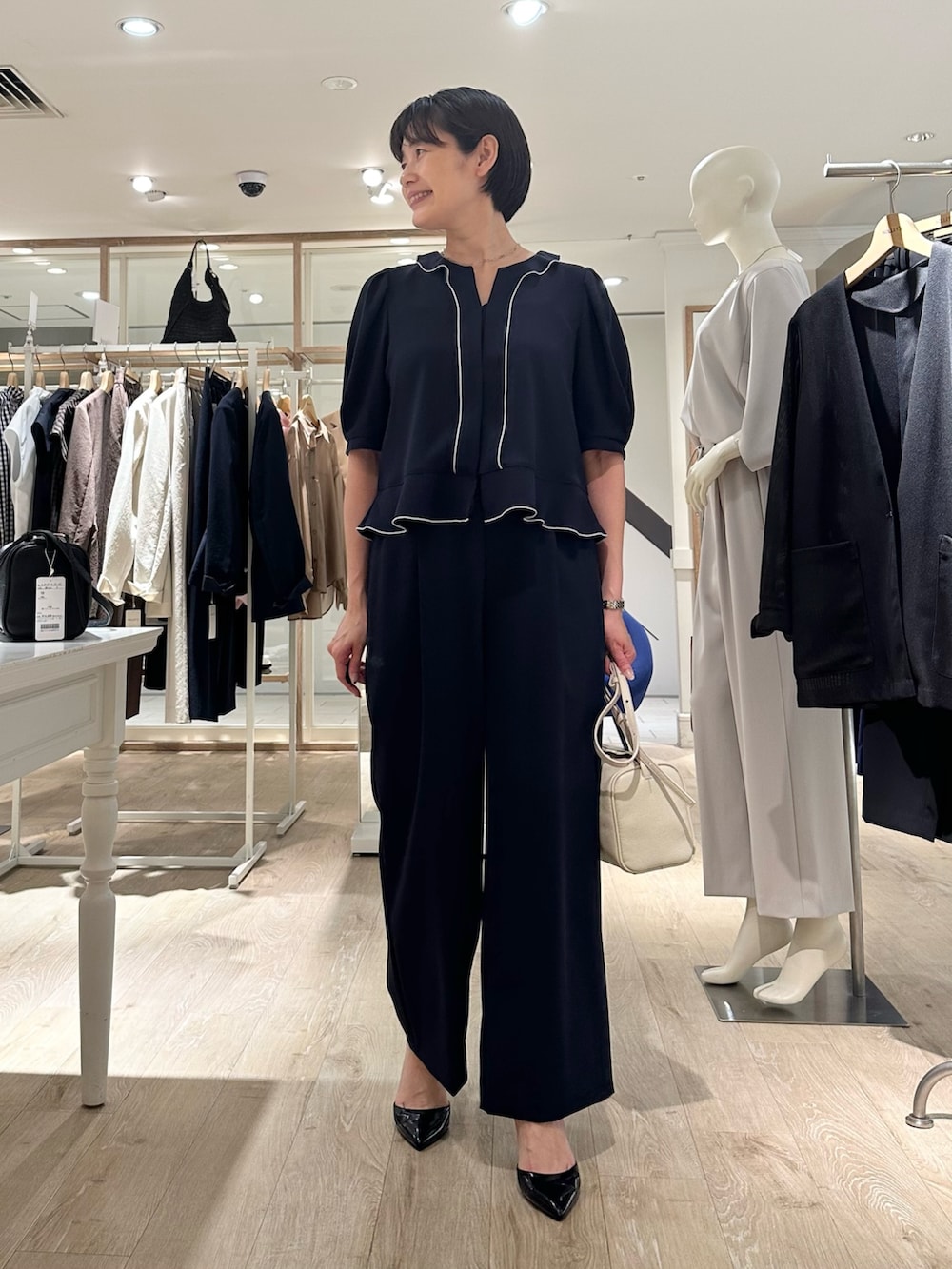 「ブラウス、ブラウスコーデ、ブラウス×パンツ、パンツ、パンツスタイル、パンツコーデ、通勤、通勤コーデ、通勤スタイル、オフィス、オフィススタイル、オフィスコーデ」｜「NOLLEY’Sの《セットアップ対応》ウォッシャブルツイルイージーパンツ（その他パンツ、ブルー系）」を使った、minaさん（骨格ストレート・レディース・157cm）の夏コーディネートの5枚目の写真