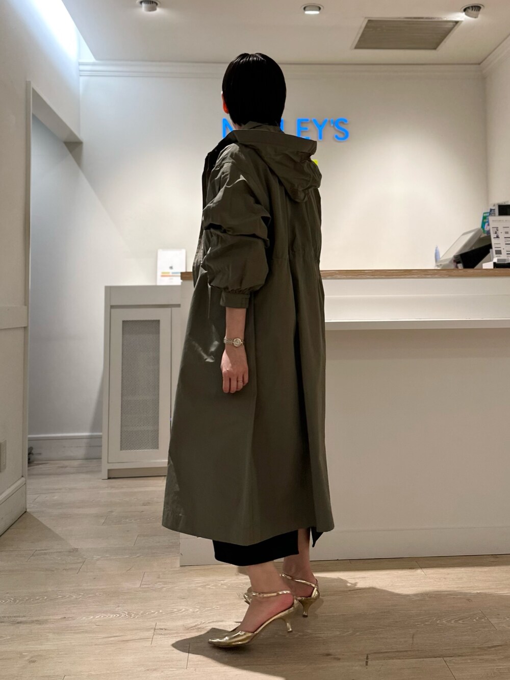 「フーテッドコート、春コート、カーディガン、カーディガンコーデ、スカート、スカートスタイル、スカートコーデ、大人カジュアルコーデ、お出かけコーデ、大人可愛い、春コーデ」|「NOLLEY’Sのウォッシャブルエアボールタイトスカート(スカート、ブラック系)」を使った、minaさん(骨格ストレート・レディース・157cm)の冬コーディネートの5枚目の写真