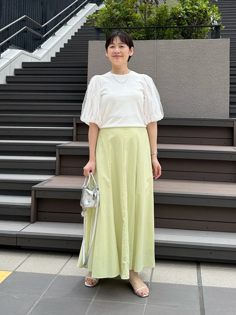 「スカート、スカートスタイル、スカートコーデ、ロングスカート、ロングスカートコーデ、袖ボリューム、袖コンシャス、オトナカワイイ、オトナ女子、大人女子、大人かわいい、大人可愛い、大人ファッション」｜「NOLLEY’S Sophiの高機能 タスランフレアロングスカート（スカート、グリーン系）」を使った、minaさん（骨格ストレート・レディース・157cm）の夏コーディネートの10枚目の写真