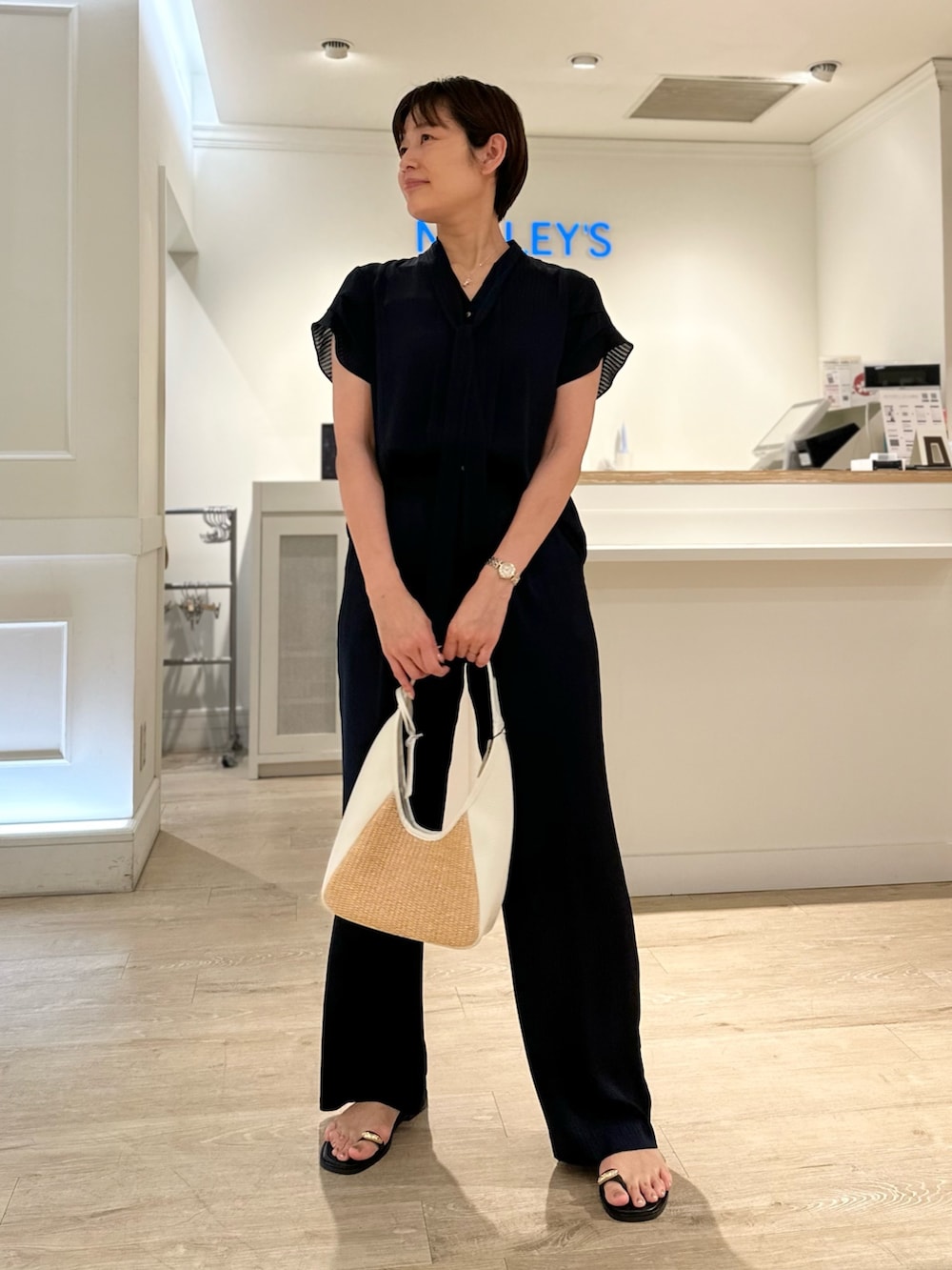 「セットアップ、セットアップスタイル、サンダル、夏コーデ、ボウタイブラウス、パンツスタイル、パンツコーデ、細見えコーデ、ネイビーコーデ」｜「NICOLAS LAINASの【NICOLAS LAINAS/ニコラス ライナス】ゴールドフィンガーフックサンダル（サンダル、ブラック系）」を使った、minaさん（レディース・157cm）の夏コーディネートの2枚目の写真