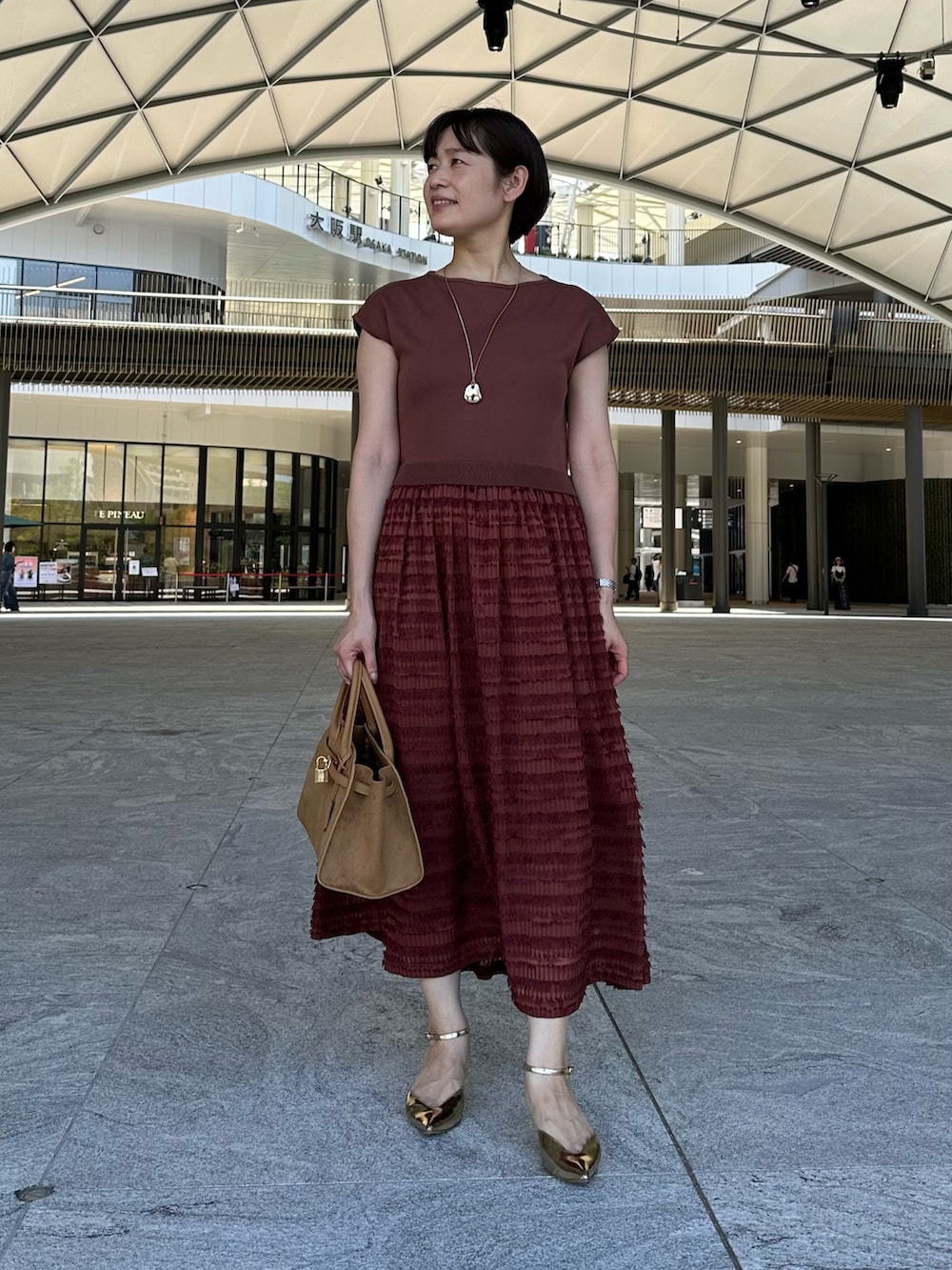 「ワンピース、ワンピーススタイル、ワンピースコーデ、秋色夏素材、秋色コーデ、オトナ女子、オトナカワイイ、大人コーデ、大人女子、大人かわいい、デートコーデ、デートスタイル（WOMEN）、ノースリーブ、おでかけ服」｜「NOLLEY’Sのフリンジ生地ニットワンピース（ワンピース、ブラウン系）」を使った、minaさん（骨格ストレート・レディース・157cm）の夏コーディネートの3枚目の写真