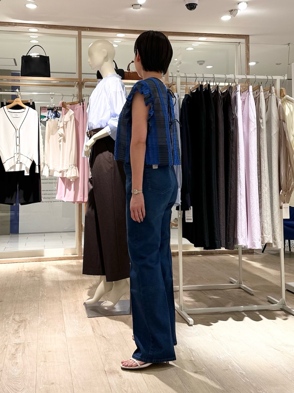 「シアー、シアートップス、シア―ブラウス、デニム、デニムパンツ、デニムコーデ、ジャガード、大人カジュアル、大人コーデ、大人女子、大人かわいい、チェック、春ファッション、大人カジュアルコーデ、オトナカワイイ」｜「Rie Millerの【RM denim】センタープレスハイウエストデニム（デニムパンツ、ブルー系）」を使った、minaさん（骨格ストレート・レディース・157cm）の春コーディネートの4枚目の写真