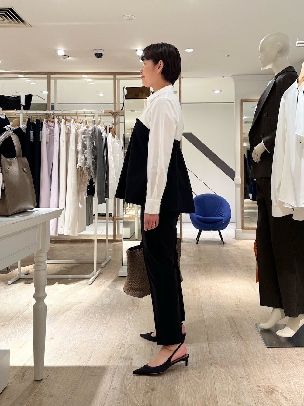 ブラック系のその他パンツ、ベージュ系のトートバッグ、ホワイト系のシャツ/ブラウスを着用したレディースの秋コーディネートの5枚目の写真