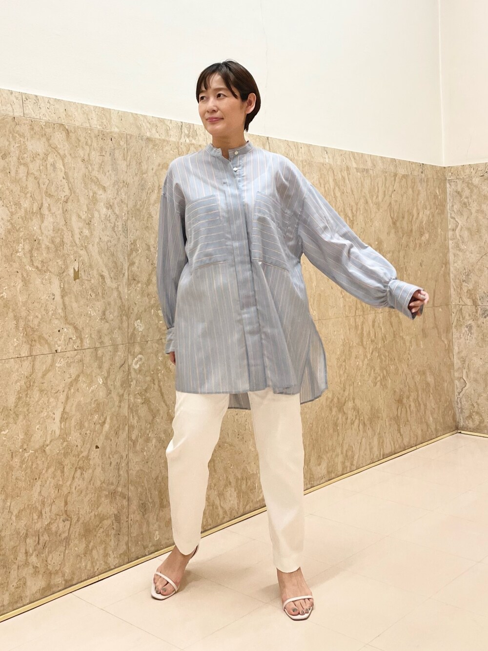 「シアートップス、シアーシャツ、シャツスタイル、白パンツ、白パンツコーデ、パンツスタイル、ストライプシャツ、機能性素材、ウォッシャブル、楽チンコーデ」｜「NOLLEY’Sのシアーストライプオーバーシャツ（シャツ/ブラウス、ブルー系）」を使った、minaさん（レディース・157cm）の春コーディネートの2枚目の写真