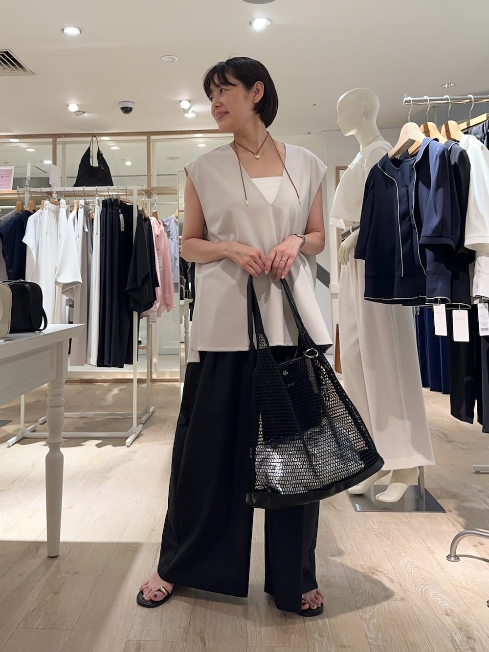 「ベスト、パンツ、パンツスタイル、パンツコーデ、楽チンコーデ、夏ファッション、オトナ女子、ラフコーデ、ラクチンコーデ、大人女子、リラックススタイル、大人コーデ」|「NOLLEY’Sのメッシュトート(ポーチ・チャーム付)(ショルダーバッグ、ブラック系)」を使った、minaさん(骨格ストレート・レディース・157cm)の夏コーディネートの8枚目の写真