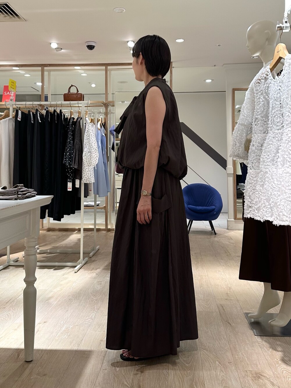 ブラウン系のシャツ/ブラウス、ブラウン系のスカート、イエロー系のショルダーバッグを着用したレディースの夏コーディネートの3枚目の写真