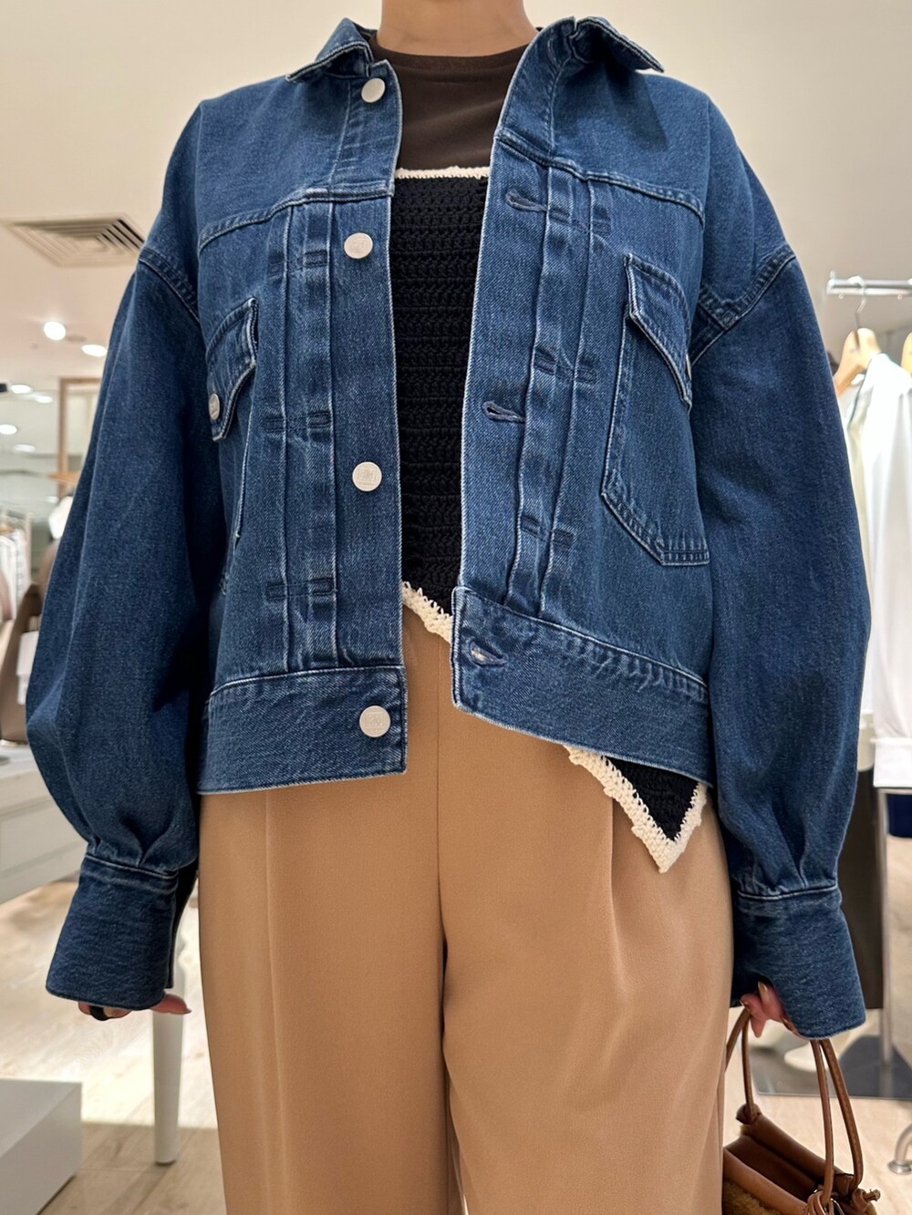 ブラック系のニット/セーター、イエロー系のショルダーバッグ、イエロー系のその他パンツを着用したレディースの秋コーディネートの8枚目の写真