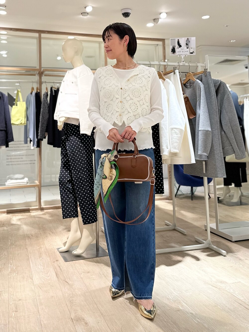 「レース、レーストップス、ベスト、ベストコーデ、ベスト×Tシャツ、レイヤードスタイル、デニム、デニムパンツ、デニムコーデ、スリットパンツ、スリットデニム、マニプリ、マニプリスカーフ、大人カジュアル、大人カジュアルコーデ」｜「NOLLEY’Sの【grace grace/グラスグラス】ハートイヤリング（イヤリング、ゴールド系）」を使った、minaさん（骨格ストレート・レディース・157cm）の冬コーディネートの7枚目の写真