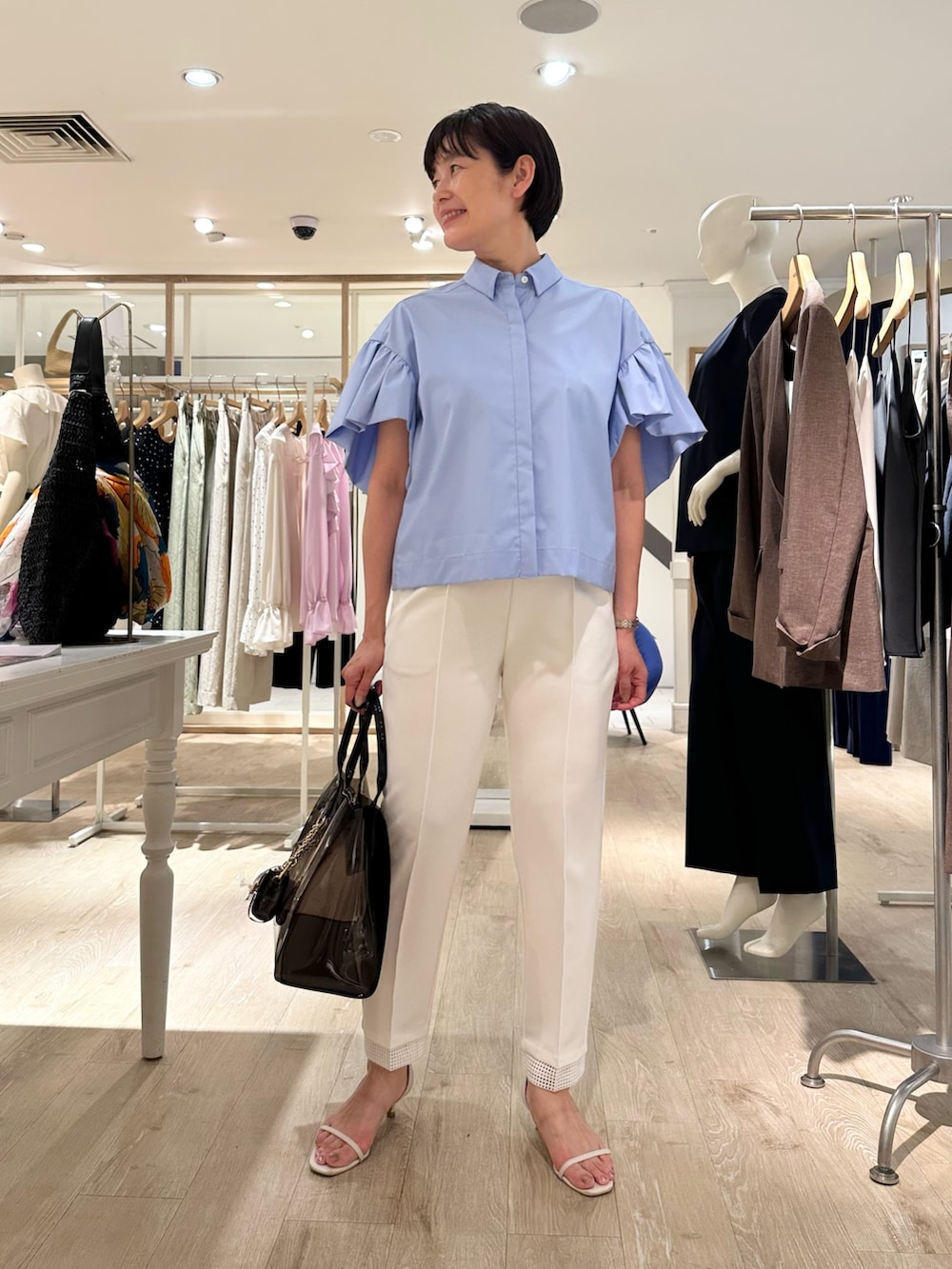 「ブラウス、ブラウスコーデ、ブラウス×パンツ、パンツ、パンツスタイル、パンツコーデ、ブルー x ホワイト、ブルーシャツ、ブルーシャツコーデ、通勤、通勤コーデ、通勤スタイル、大人かわいい、大人女子、オトナ女子」｜「NOLLEY’SのPVCトート＆ミニバッグチャーム（トートバッグ、ブラック系）」を使った、minaさん（骨格ストレート・レディース・157cm）の夏コーディネートの2枚目の写真