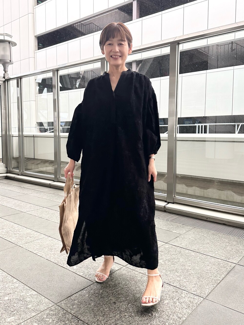 「ワンピース、ワンピーススタイル、初夏コーデ、ブラック、休日スタイル、ラクチンコーデ、オトナカワイイ、シアーワンピース、おでかけコーデ」｜「NOLLEY’Sの◇【WEB限定カラーあり】ストラップサンダル（サンダル、ホワイト系）」を使った、minaさん（レディース・157cm）の春コーディネートの5枚目の写真