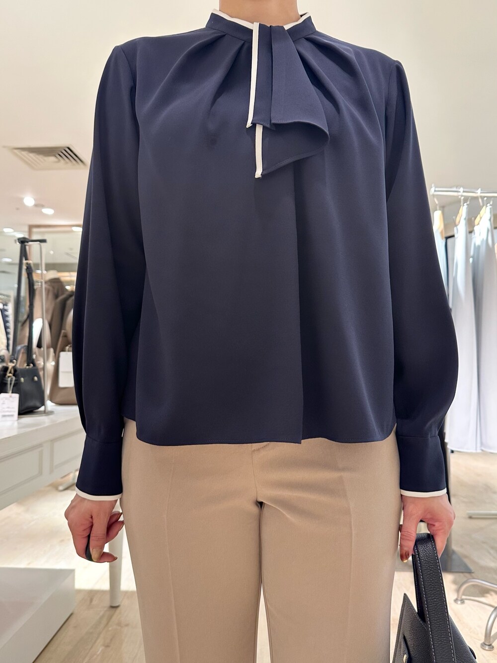 ベージュ系のその他パンツ、ブラック系のショルダーバッグ、ブルー系のシャツ/ブラウスを着用したレディースの秋コーディネートの6枚目の写真