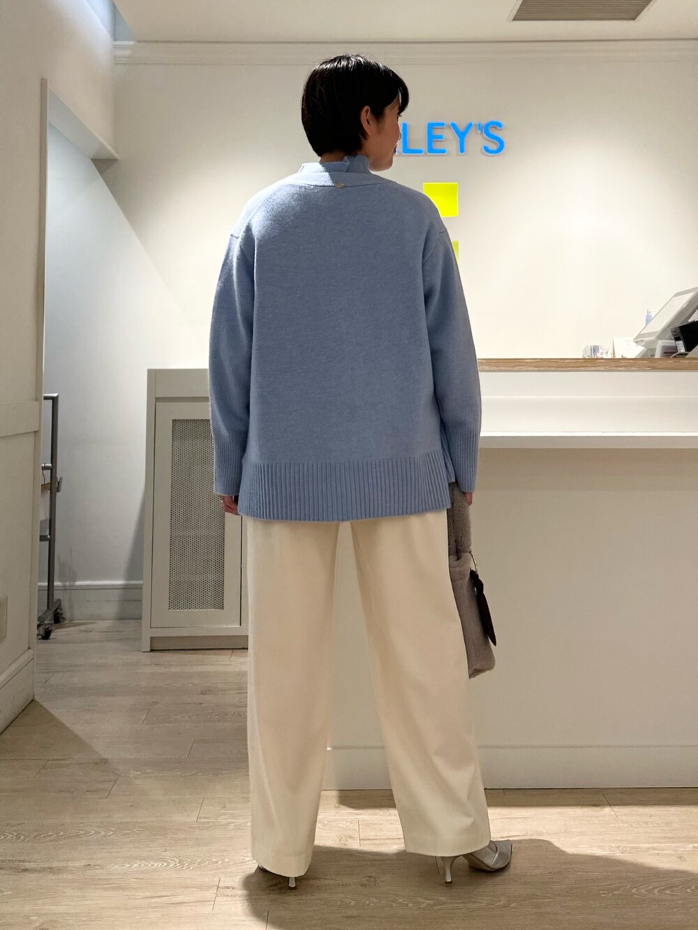 「アンサンブルニット、カーディガン、ハイネックニット、パンツスタイル、ワイドパンツ、ブルー x ホワイト、冬コーデ、ニット、あったかコーデ、お出かけコーデ、大人女子」｜「NOLLEY’Sのウォッシャブル裏起毛イージーワイドパンツ（その他パンツ、ホワイト系）」を使った、minaさん（レディース・157cm）の秋コーディネートの4枚目の写真