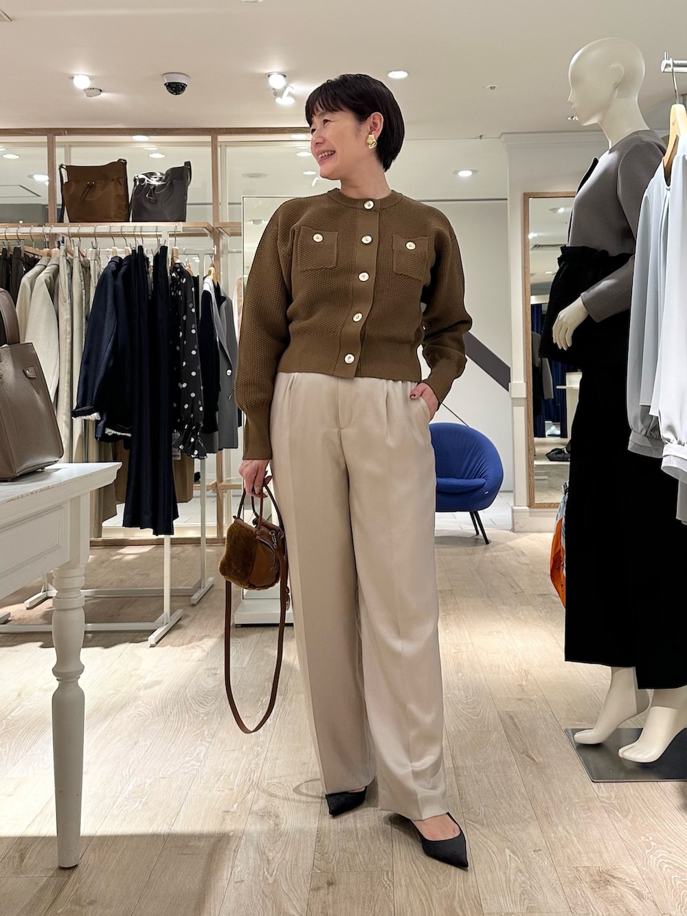 ベージュ系のその他パンツ、イエロー系のショルダーバッグ、イエロー系のカーディガン/ボレロを着用したレディースの秋コーディネートの5枚目の写真