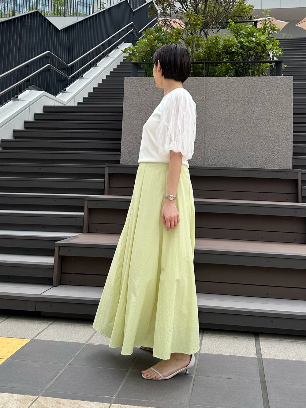 「スカート、スカートスタイル、スカートコーデ、ロングスカート、ロングスカートコーデ、袖ボリューム、袖コンシャス、オトナカワイイ、オトナ女子、大人女子、大人かわいい、大人可愛い、大人ファッション」｜「NOLLEY’S Sophiの高機能 タスランフレアロングスカート（スカート、グリーン系）」を使った、minaさん（骨格ストレート・レディース・157cm）の夏コーディネートの3枚目の写真