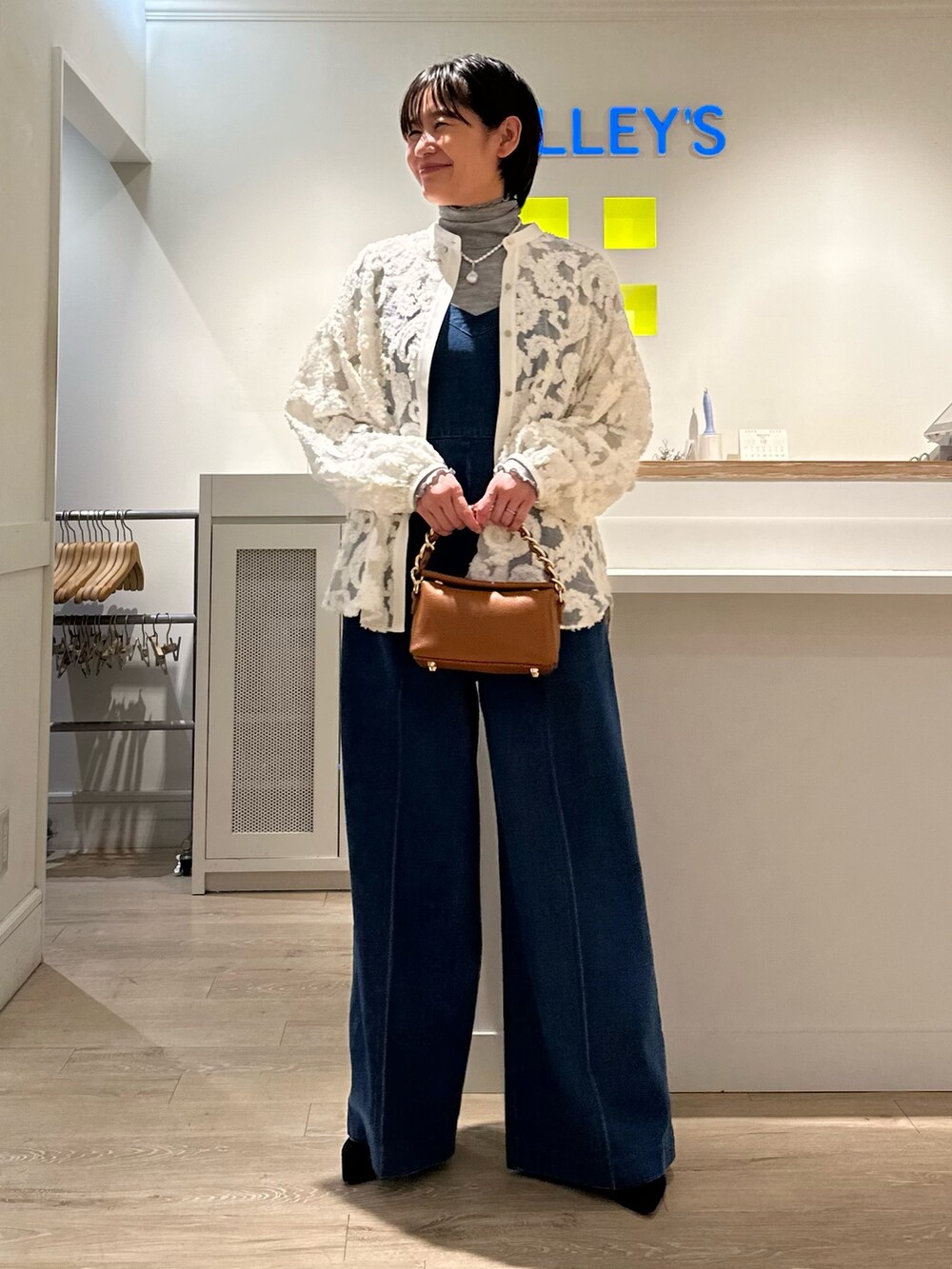 「KIRYU、タートルネック、オールインワン、デニム、秋コーデ、お出かけコーデ、オトナカジュアル、デニムコーデ、秋服準備はじめました」|「Rie Millerの【RM denim】デニムオールインワン(つなぎ/オールインワン、ブルー系)」を使った、minaさん(レディース・157cm)の秋コーディネートの6枚目の写真