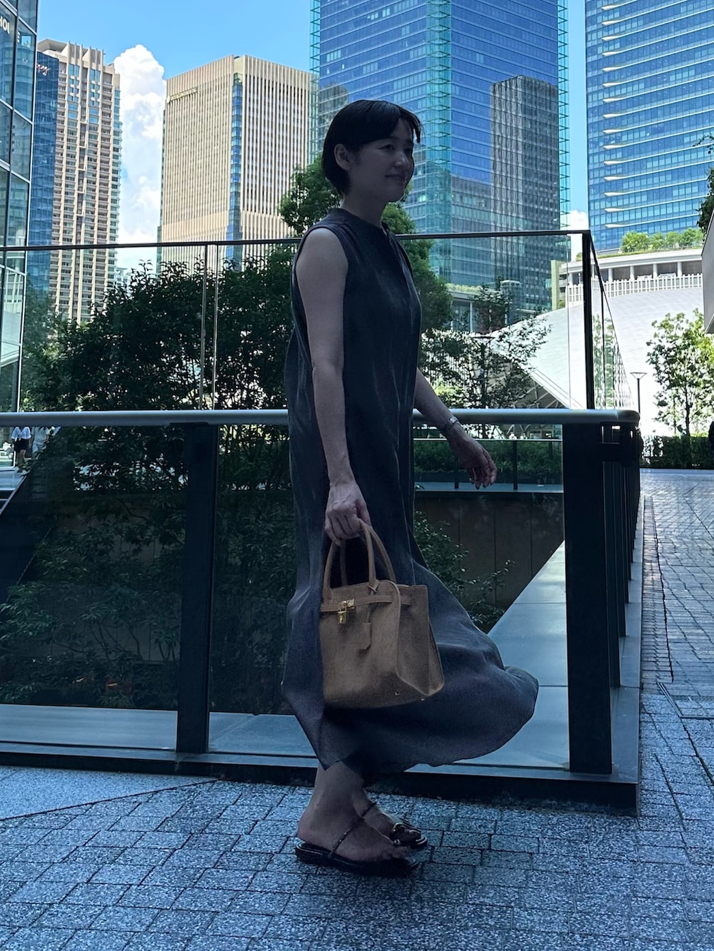「ワンピース、ワンピーススタイル、ワンピースコーデ、夏コーデ、夏ファッション、大人コーデ、大人女子、大人かわいい、オトナ女子、オトナカワイイ、おとなコーデ、ノースリーブ、サテンワンピース」｜「NOLLEY’Sのウォッシャブルフィブリルサテンノースリシャツワンピース（ワンピース、ブラウン系）」を使った、minaさん（骨格ストレート・レディース・157cm）の夏コーディネートの3枚目の写真
