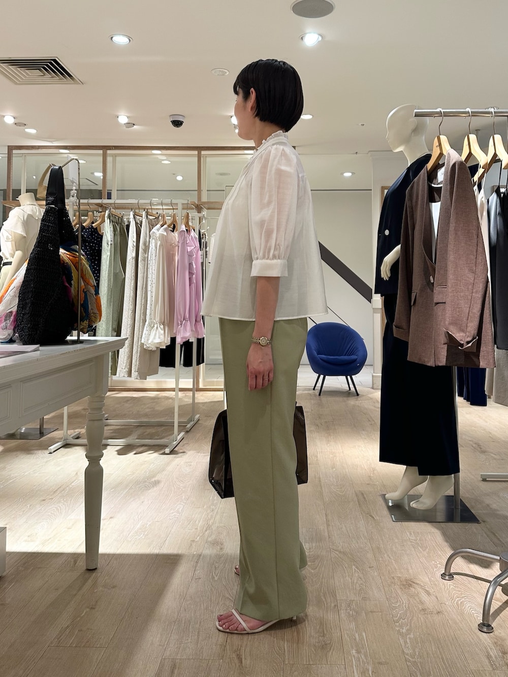 「フリル、フリルトップス、フリルブラウス、ブラウス、ブラウスコーデ、ブラウス×パンツ、パンツ、パンツスタイル、パンツコーデ、通勤、通勤コーデ、通勤スタイル、夏コーデ、大人ファッション、オトナカワイイ」｜「NOLLEY’SのPVCトート＆ミニバッグチャーム（トートバッグ、ブラック系）」を使った、minaさん（骨格ストレート・レディース・157cm）の夏コーディネートの2枚目の写真