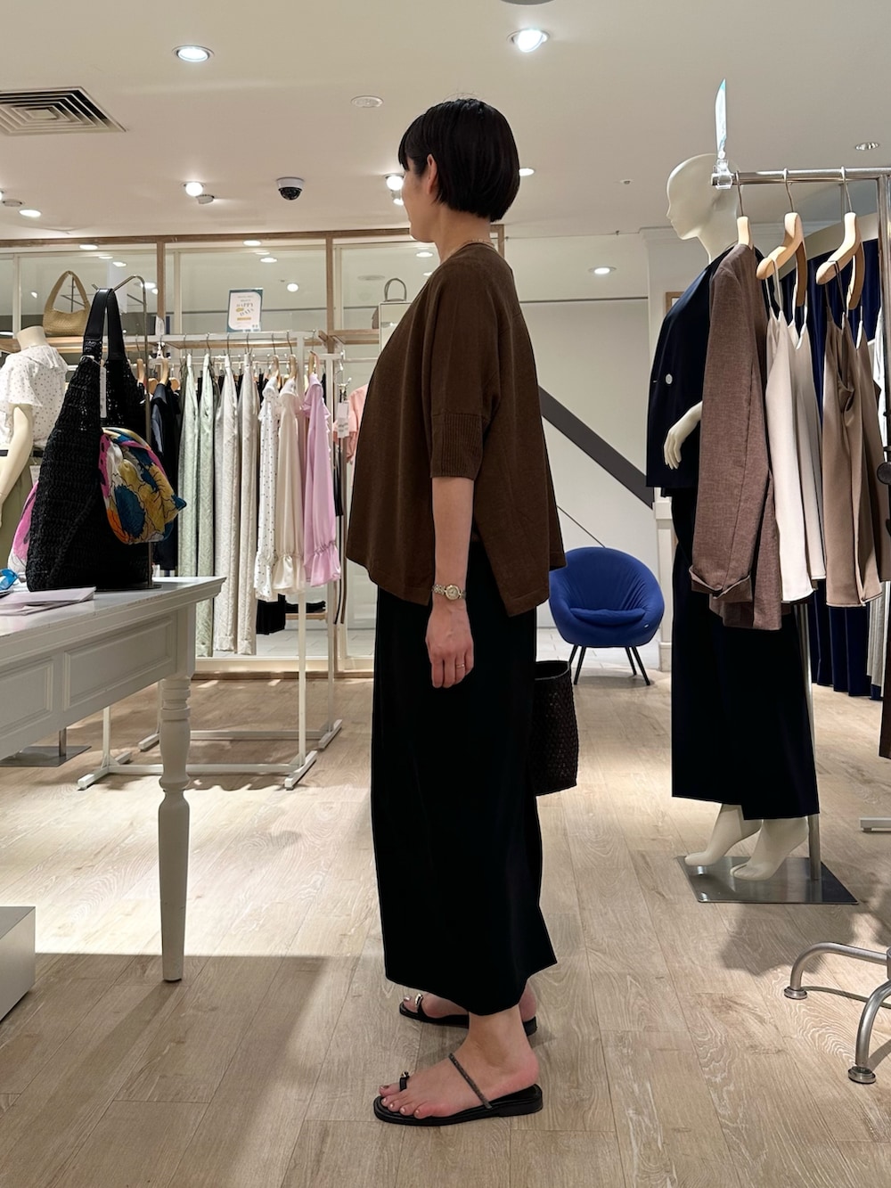 「カーディガン、カーディガンコーデ、リネン、アンサンブルニット、アンサンブル、スカート、スカートスタイル、スカートコーデ、夏ファッション、リラックススタイル、大人コーデ、大人女子、オトナ女子、ブラウンコーデ、ブラウン×ブラック」｜「NOLLEY’Sの【松葉☆別注アイテム】《セットアップ対応》エアリージョーゼットイージータイトスカート（スカート、ブラック系）」を使った、minaさん（骨格ストレート・レディース・157cm）の夏コーディネートの2枚目の写真