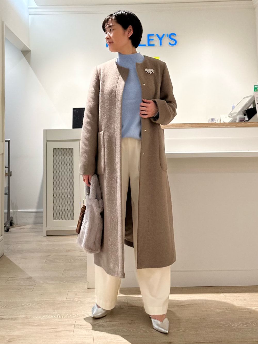 「ノーカラーコート、シャギーコート、カーディガン、ハイネック、ニット、ブローチ、ムートンバッグ、コーム、チャーム、ロングコート、冬コーデ、あったかコーデ、大人可愛い」|「NOLLEY’Sのウォッシャブル裏起毛イージーワイドパンツ(その他パンツ、ホワイト系)」を使った、minaさん(レディース・157cm)の秋コーディネートの2枚目の写真