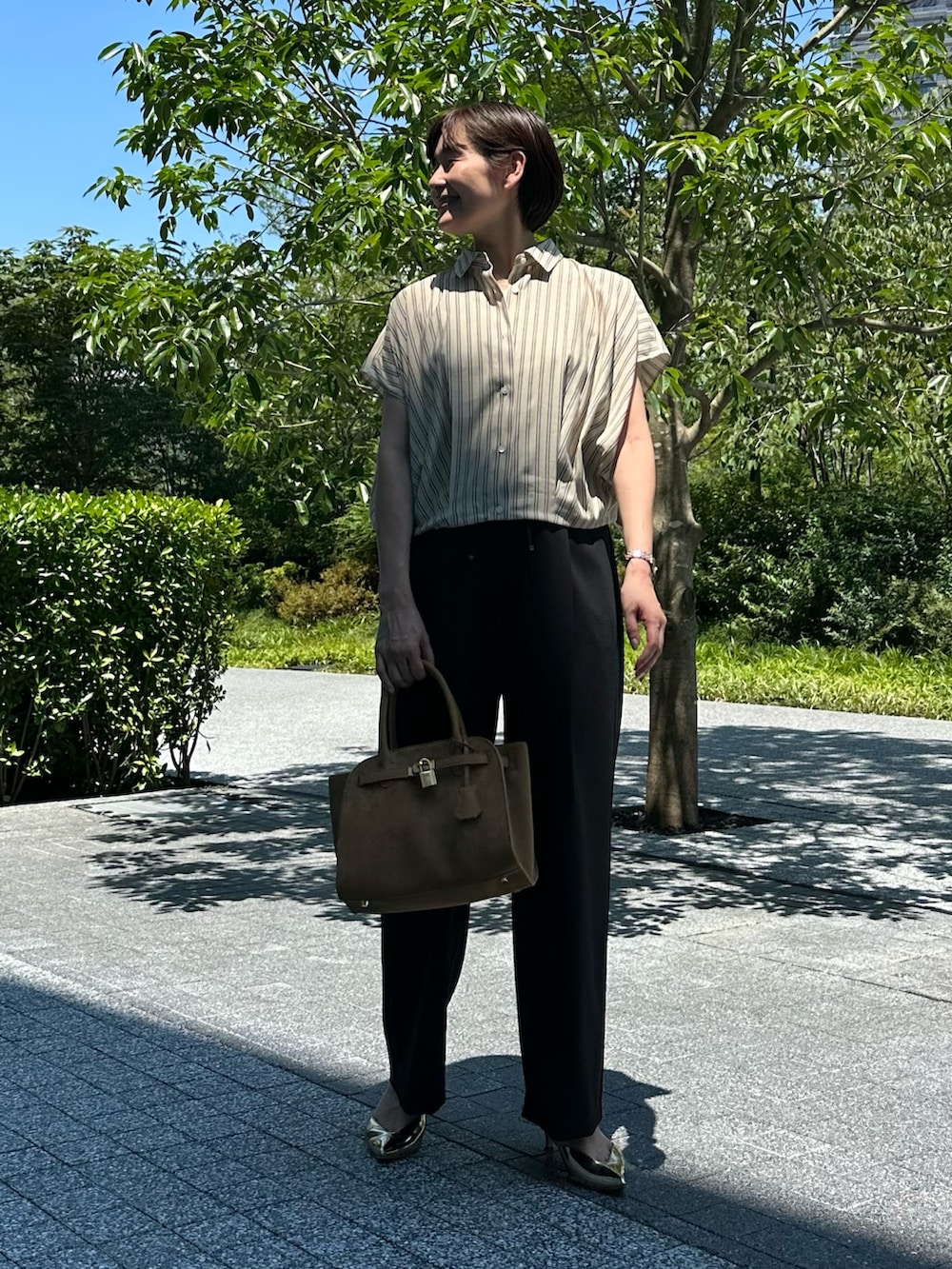 「ストライプ、ストライプシャツ、ストライプ柄、シャツ、シャツスタイル、シャツコーデ、パンツ、パンツスタイル、パンツコーデ、通勤、通勤コーデ、通勤スタイル、オフィス、オフィススタイル、オフィスコーデ」｜「NOLLEY’Sの【SINBONO/シンボノ】 スエードコンビトートバッグ（トートバッグ、イエロー系）」を使った、minaさん（骨格ストレート・レディース・157cm）の夏コーディネートの3枚目の写真