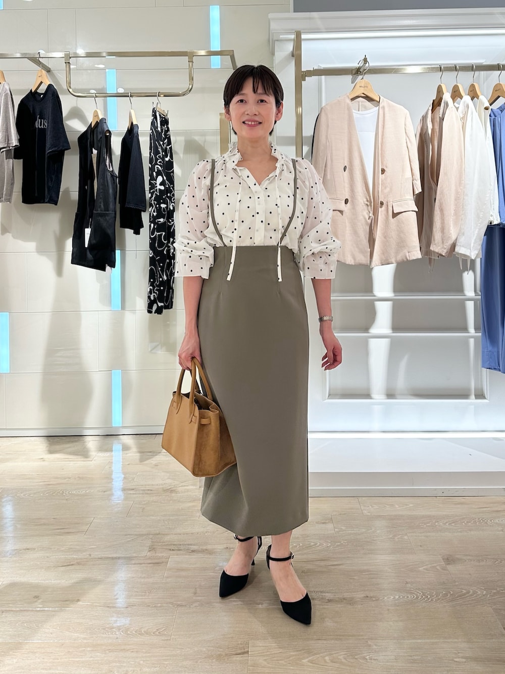 グリーン系のスカート、イエロー系のトートバッグ、ホワイト系のシャツ/ブラウスを着用したレディースの夏コーディネートの8枚目の写真