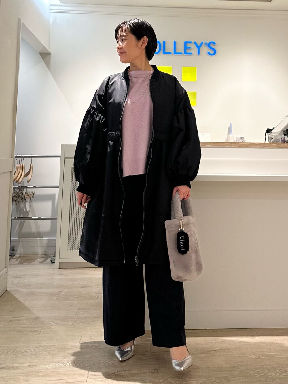 「ブルゾン、ニット、パンツスタイル、パンツコーデ、パンツ、あったかコーデ、きれいめカジュアル、オトナカジュアル、ゆるコーデ、大人女子」|「NOLLEY’Sの2wayチェーンチョーカー(ネックレス、ゴールド系)」を使った、minaさん(レディース・157cm)の秋コーディネートの2枚目の写真