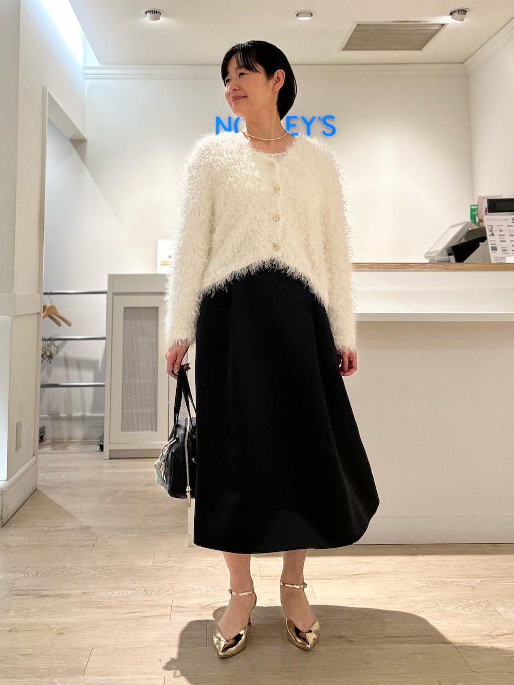 「カーディガン、カーディガンコーデ、スカート、スカートスタイル、スカートコーデ、シャギー、シャギーニット、シャギーカーディガン、大人女子、大人かわいい」｜「NOLLEY’Sの《手洗い可能》メッシュテープシャギーVネックカーディガン（カーディガン/ボレロ、ホワイト系）」を使った、minaさん（骨格ストレート・レディース・157cm）の冬コーディネートの6枚目の写真