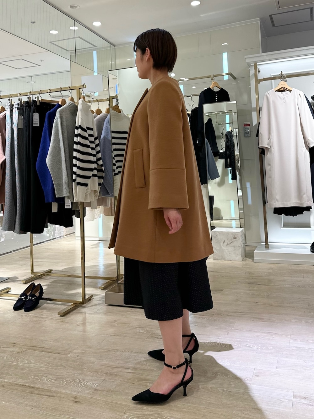 「ノーカラーコート、コート、ワンピース、ワンピーススタイル、お出かけコーデ、大人女子、オトナカワイイ、キレイめ、クリスマス、綺麗めコーデ」｜「NOLLEY’Sのビスチェライクドッキングワンピース（ワンピース、ブラック系）」を使った、minaさん（レディース・157cm）の秋コーディネートの7枚目の写真