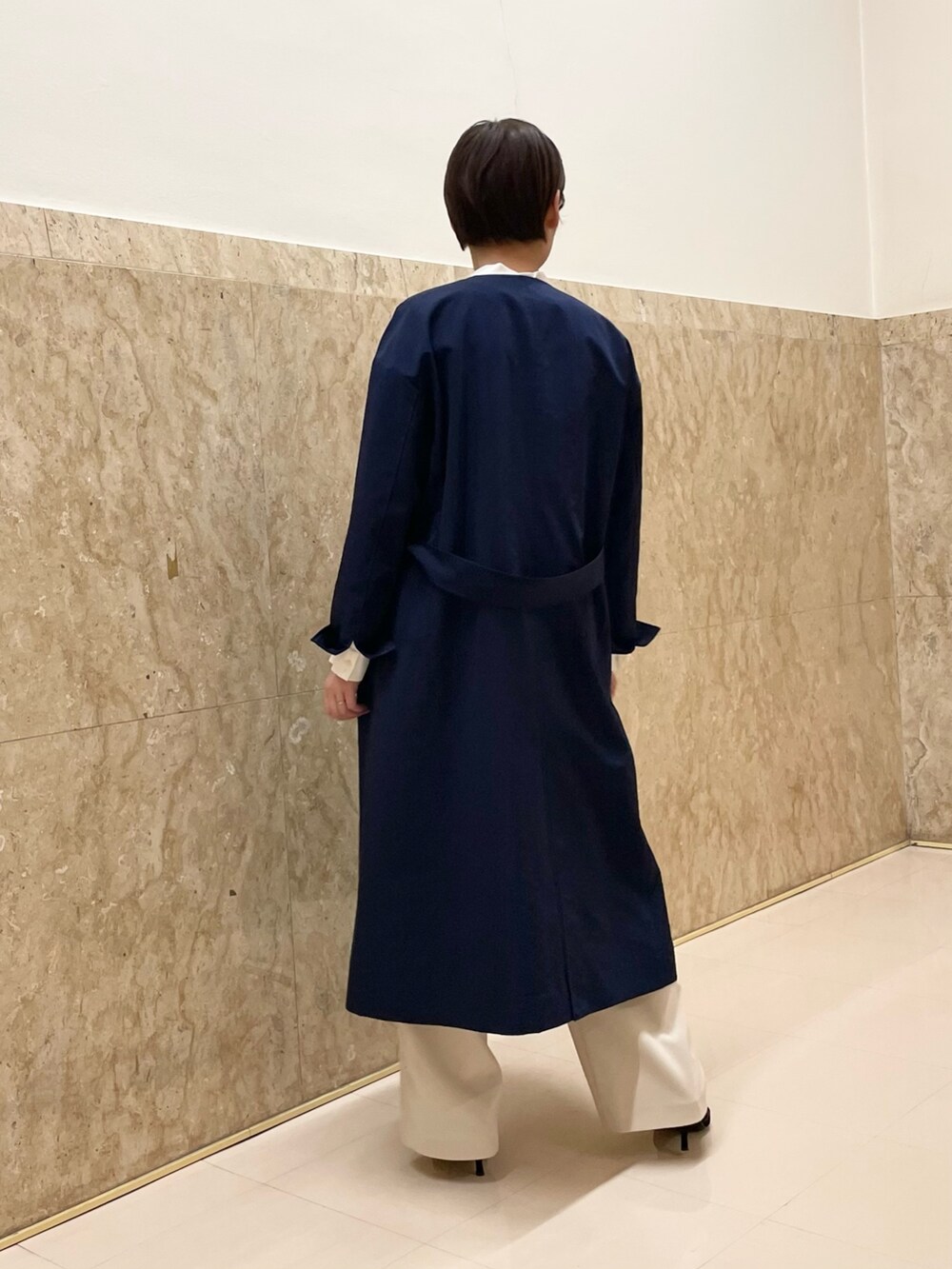 「春コート、オールインワン、ボウタイブラウス、ロングコート、大人女子、春コーデ、春アウター、入学式、入園式」｜「NOLLEY’Sのトリアセ混タッサーベルテッドコート（その他アウター、ブルー系）」を使った、minaさん（レディース・157cm）の冬コーディネートの3枚目の写真