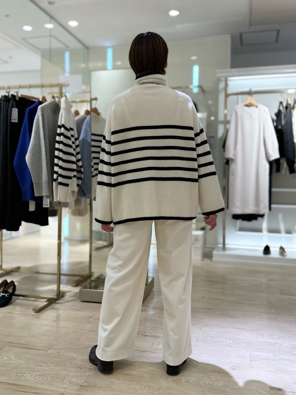 「シャギー、ボーダー、ニット、タートルネック、パンツスタイル、パンツコーデ、白パンツ、冬コーデ、大人女子、ゆったりコーデ、タートルネックニット、ジップブルゾン、アウター」｜「NOLLEY’Sのウールカシミヤタートルネックプルオーバーニット（ニット/セーター、ホワイト系）」を使った、minaさん（レディース・157cm）の秋コーディネートの7枚目の写真
