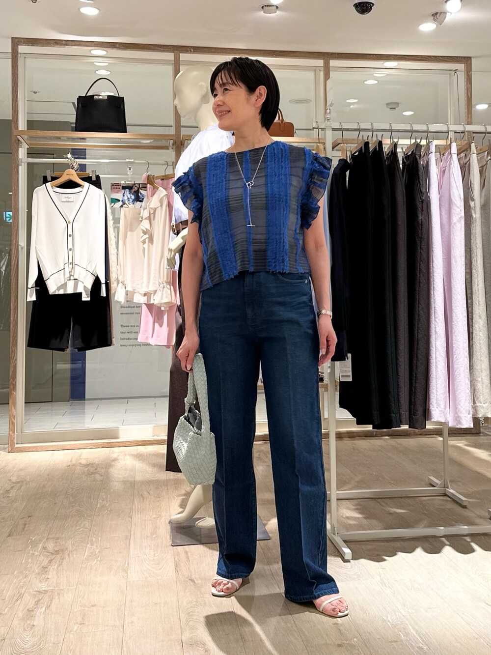 「シアー、シアートップス、シア―ブラウス、デニム、デニムパンツ、デニムコーデ、ジャガード、大人カジュアル、大人コーデ、大人女子、大人かわいい、チェック、春ファッション、大人カジュアルコーデ、オトナカワイイ」｜「Rie Millerの【RM denim】センタープレスハイウエストデニム（デニムパンツ、ブルー系）」を使った、minaさん（骨格ストレート・レディース・157cm）の春コーディネートの3枚目の写真