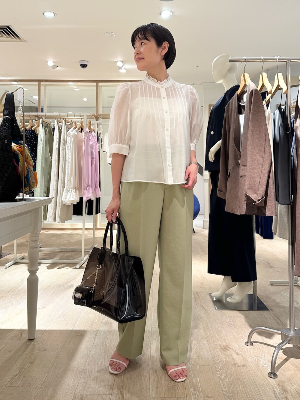 「フリル、フリルトップス、フリルブラウス、ブラウス、ブラウスコーデ、ブラウス×パンツ、パンツ、パンツスタイル、パンツコーデ、通勤、通勤コーデ、通勤スタイル、夏コーデ、大人ファッション、オトナカワイイ」｜「NOLLEY’SのPVCトート＆ミニバッグチャーム（トートバッグ、ブラック系）」を使った、minaさん（骨格ストレート・レディース・157cm）の夏コーディネートの8枚目の写真