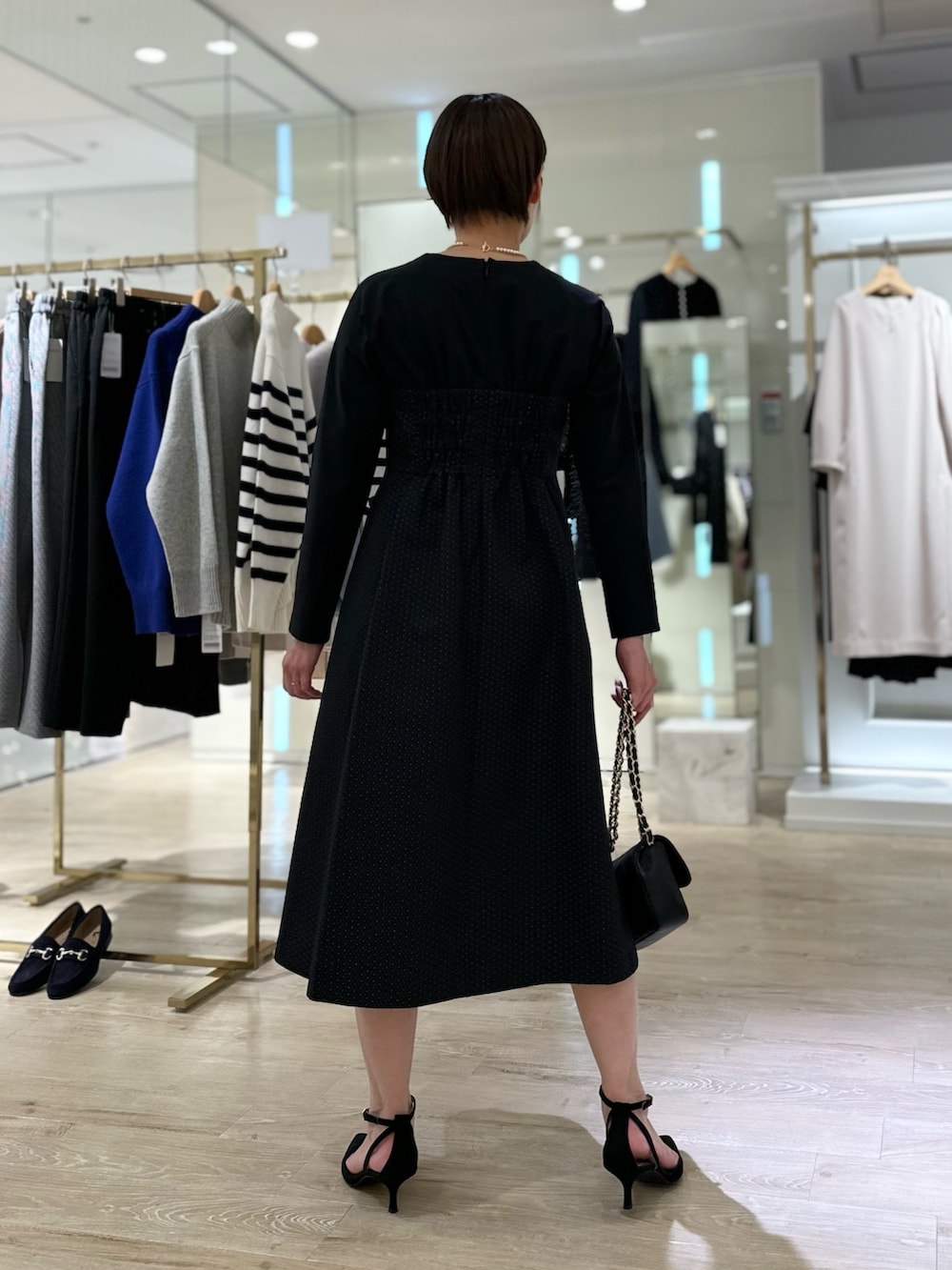 「ノーカラーコート、コート、ワンピース、ワンピーススタイル、お出かけコーデ、大人女子、オトナカワイイ、キレイめ、クリスマス、綺麗めコーデ」｜「NOLLEY’Sのビスチェライクドッキングワンピース（ワンピース、ブラック系）」を使った、minaさん（レディース・157cm）の秋コーディネートの4枚目の写真