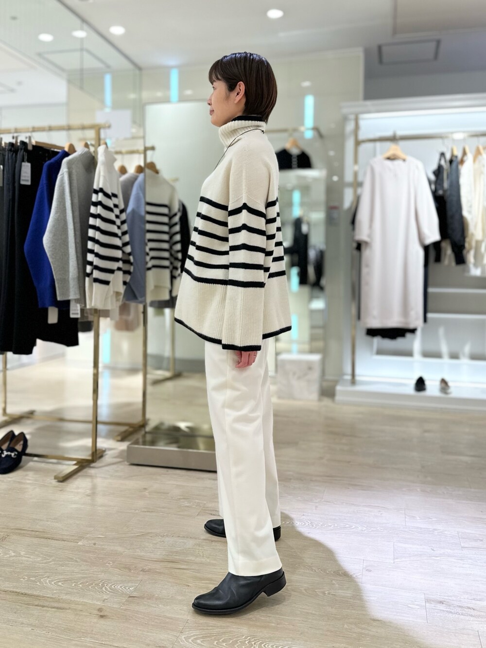 「シャギー、ボーダー、ニット、タートルネック、パンツスタイル、パンツコーデ、白パンツ、冬コーデ、大人女子、ゆったりコーデ、タートルネックニット、ジップブルゾン、アウター」｜「NOLLEY’Sのウールカシミヤタートルネックプルオーバーニット（ニット/セーター、ホワイト系）」を使った、minaさん（レディース・157cm）の秋コーディネートの6枚目の写真