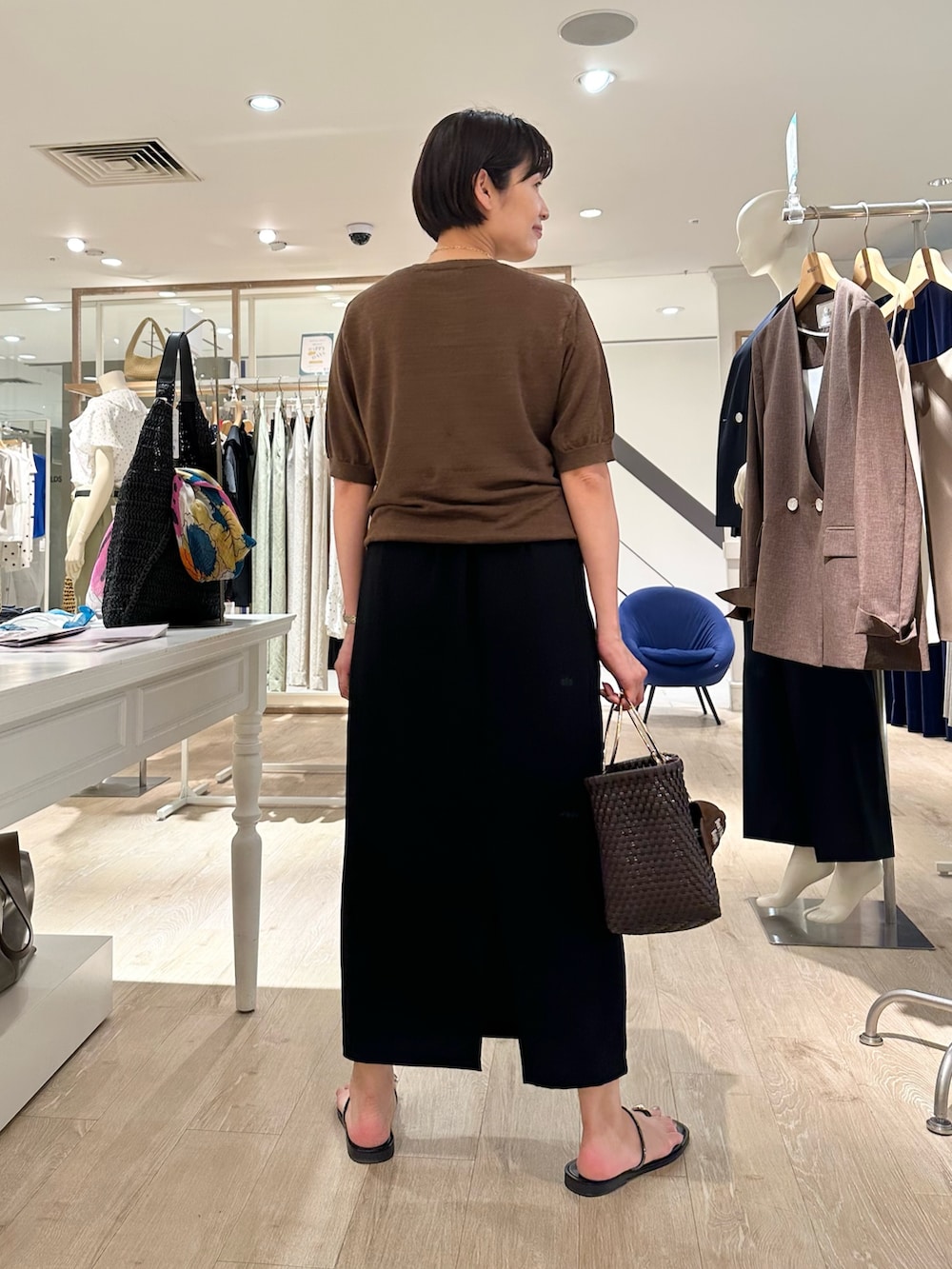 「カーディガン、カーディガンコーデ、リネン、アンサンブルニット、アンサンブル、スカート、スカートスタイル、スカートコーデ、夏ファッション、リラックススタイル、大人コーデ、大人女子、オトナ女子、ブラウンコーデ、ブラウン×ブラック」｜「NOLLEY’Sの【松葉☆別注アイテム】《セットアップ対応》エアリージョーゼットイージータイトスカート（スカート、ブラック系）」を使った、minaさん（骨格ストレート・レディース・157cm）の夏コーディネートの9枚目の写真
