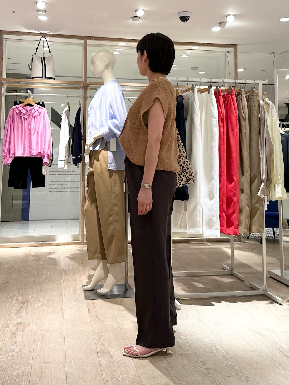 「ベスト、ベストコーデ、ベストスタイル、パンツ、パンツスタイル、パンツコーデ、ブラウン、ブラウンコーデ、ブラウンパンツ、ベルト、レオパード、レオパードバッグ、ワントーンコーデ、お出かけコーデ、大人かわいい」｜「NOLLEY’Sの【PR林☆別注カラーあり】ウォッシャブルツイルストレッチ愛されワイドパンツ（その他パンツ、ブラウン系）」を使った、minaさん（骨格ストレート・レディース・157cm）の春コーディネートの3枚目の写真