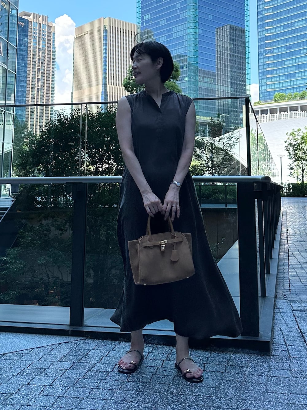 「ワンピース、ワンピーススタイル、ワンピースコーデ、夏コーデ、夏ファッション、大人コーデ、大人女子、大人かわいい、オトナ女子、オトナカワイイ、おとなコーデ、ノースリーブ、サテンワンピース」｜「NOLLEY’Sのウォッシャブルフィブリルサテンノースリシャツワンピース（ワンピース、ブラウン系）」を使った、minaさん（骨格ストレート・レディース・157cm）の夏コーディネートの6枚目の写真