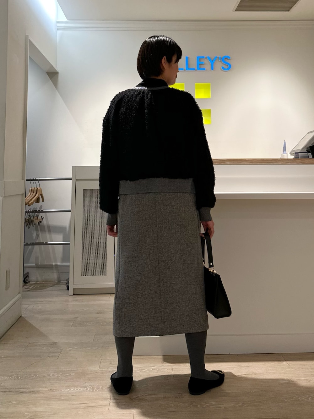 「ワンピース、ワンピーススタイル、ワンピースコーデ、ジャンパースカート、ジャンパースカートコーデ、ジャンパースカート×ニット、ジャンパーワンピース、タートル、タートルネック、タートルネックニット、冬コーデ、冬のコーデ」｜「NOLLEY’Sの静電気防止加工コットンタイツ（タイツ/ストッキング、グレー系）」を使った、minaさん（骨格ストレート・レディース・157cm）の冬コーディネートの4枚目の写真