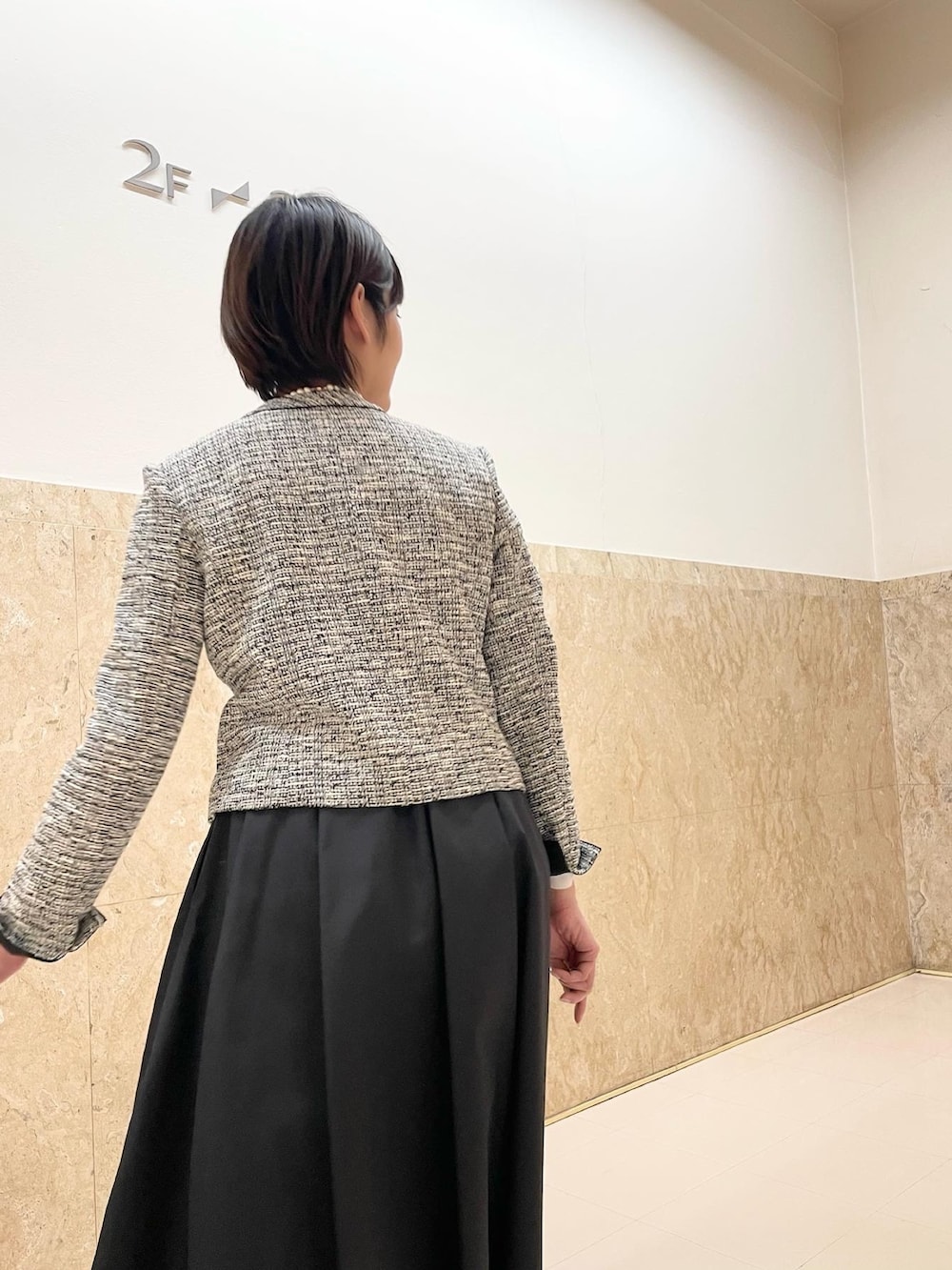 「ジャケット、ツイード、スカート、私の推しブランド、入学式、卒業式、入園式、卒園式、七五三、フォーマル、セレモニー、オケージョン」｜「NOLLEY’SのラメジャージツイードVネックジャケット（ノーカラージャケット、グレー系）」を使った、minaさん（レディース・157cm）の冬コーディネートの4枚目の写真