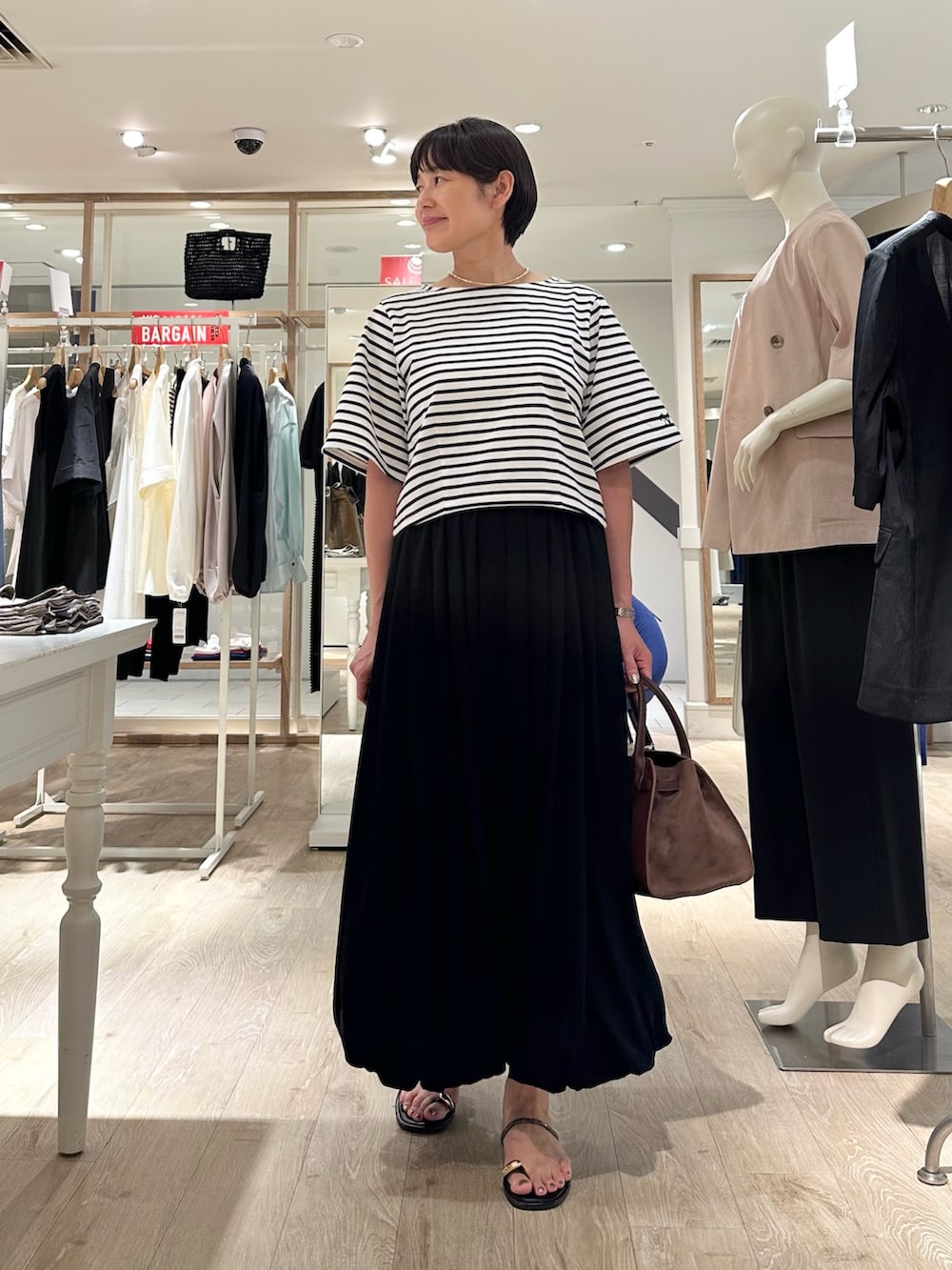 「tシャツ、Tシャツ、Tシャツコーデ、スカート、スカートスタイル、スカートコーデ、ボーダー、ボーダートップス、ボーダーTシャツ、バルーンスカート、大人カジュアルコーデ、オトナ女子、お出かけコーデ、ラフコーデ、オトナカワイイ」|「NOLLEY’Sの【SINBONO/シンボノ】 スエードコンビトートバッグ(トートバッグ、ブラウン系)」を使った、minaさん(骨格ストレート・レディース・157cm)の夏コーディネートの6枚目の写真