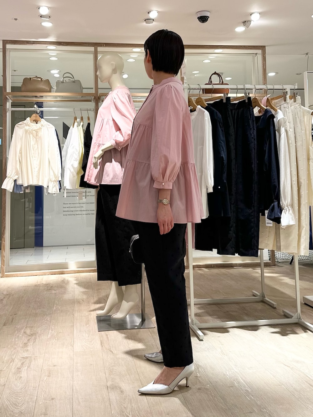 「ブラウス、ブラウスコーデ、ブラウス×パンツ、パンツ、パンツスタイル、パンツコーデ、ピンクコーデ、ピンク×ブラック、春コーデ、春めき満開コーデ、大人かわいい、オトナ女子、ピンク、カラーコーデ、前後2way」｜「NOLLEY’Sのちりめんタイプライター2WAYギャザーブラウス（シャツ/ブラウス、ピンク系）」を使った、minaさん（骨格ストレート・レディース・157cm）の春コーディネートの3枚目の写真