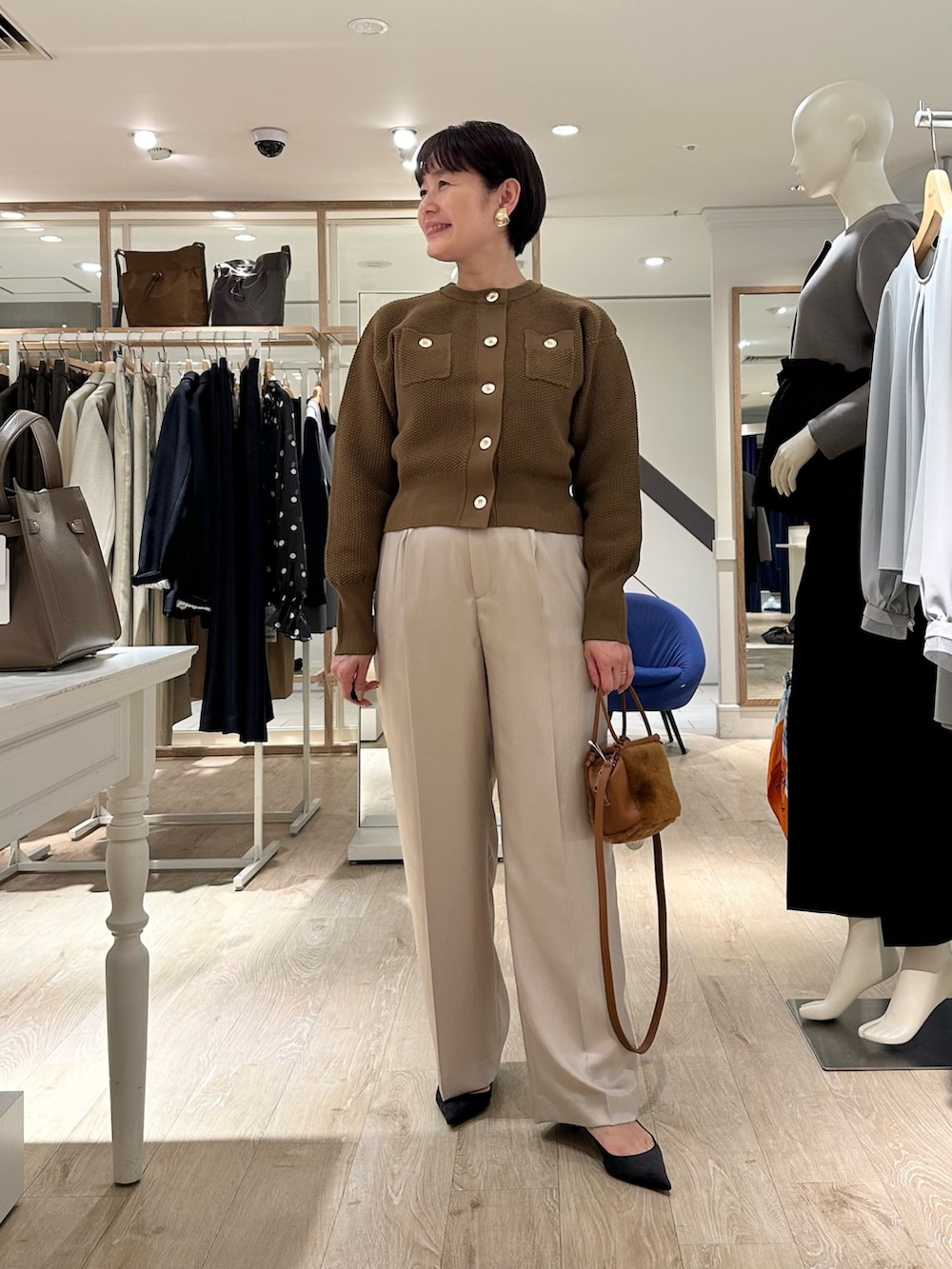 ベージュ系のその他パンツ、イエロー系のショルダーバッグ、イエロー系のカーディガン/ボレロを着用したレディースの秋コーディネートの7枚目の写真