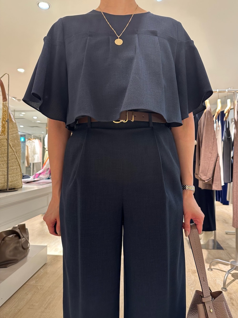 「セットアップ、セットアップスタイル、セットアップコーデ、ブラウスコーデ、ブラウス×パンツ、パンツ、パンツスタイル、パンツコーデ、通勤、通勤コーデ、通勤スタイル、大人女子、お出かけコーデ、綺麗めコーデ、セレモニーコーデ」｜「NOLLEY’Sの《セットアップ対応》ウォッシャブル麻調タックワイドパンツ（その他パンツ、ブルー系）」を使った、minaさん（骨格ストレート・レディース・157cm）の夏コーディネートの8枚目の写真