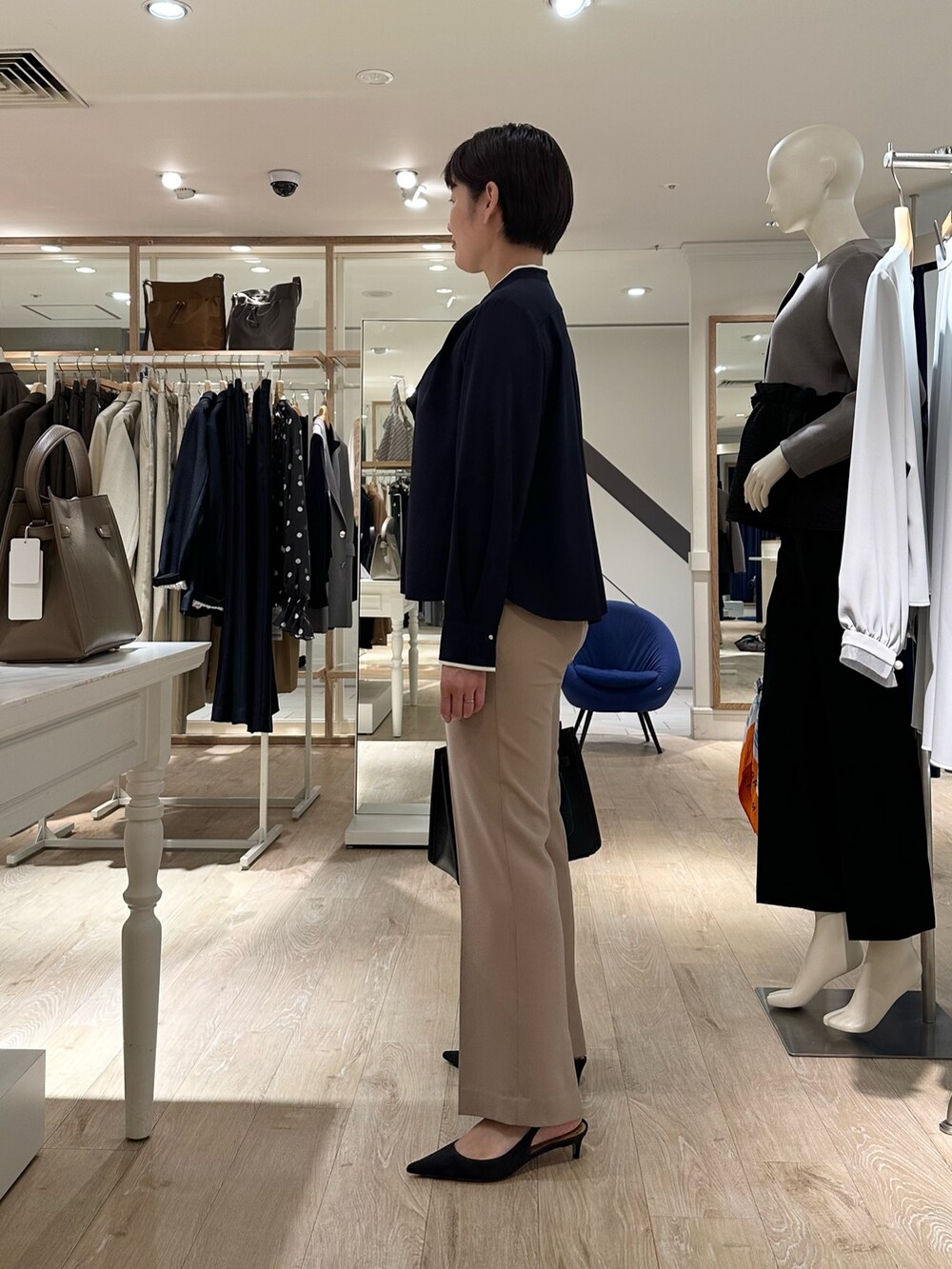 ベージュ系のその他パンツ、ブラック系のショルダーバッグ、ブルー系のシャツ/ブラウスを着用したレディースの秋コーディネートの4枚目の写真